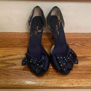 NWOT Navy Blue Nina with Emerald Kitten Heels size 7M